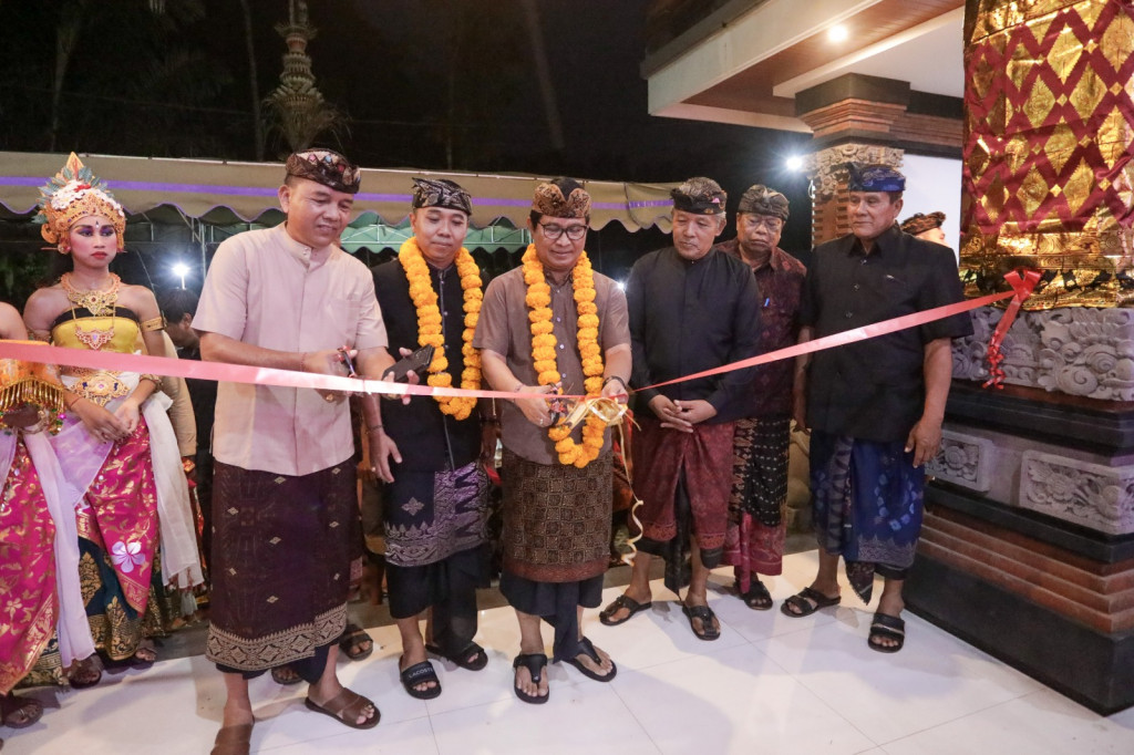 Sekda Adi Arnawa Hadiri HUT ST. Yowana Darma Yowana Ke-24 Banjar Selat Anyar